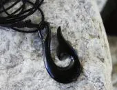 Hai Matau Kettenanhänger geschnitzt aus Horn