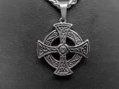 Keltisches Kreuz mit Knoten: Edelstahl-Schmuck