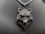 Stilisierter Wolfskopf aus Edelstahl